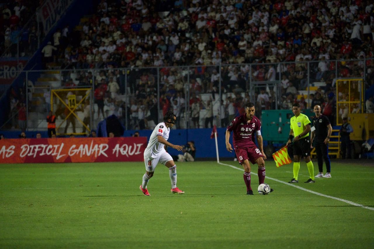 Olimpia frenó a Saprissa, pero los morados siguen en carrera